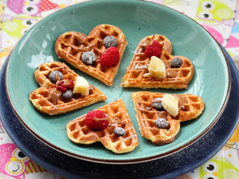 Leckere Waffeln mit Puderzucker und Beeren