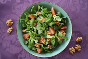 Feldsalat mit Grapefruit und Walnüssen