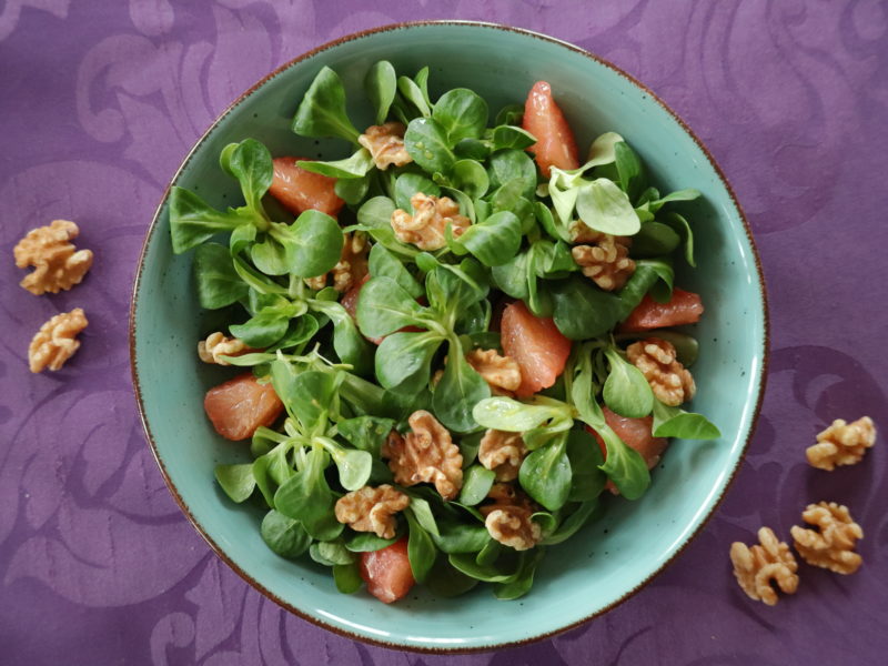 Leckerer Feldsalat mit saftiger Grapefruit und gerösteten Walnüssen