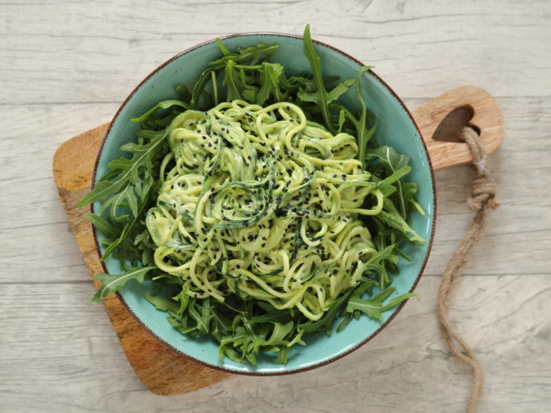 Zoodles mit grüner Soße