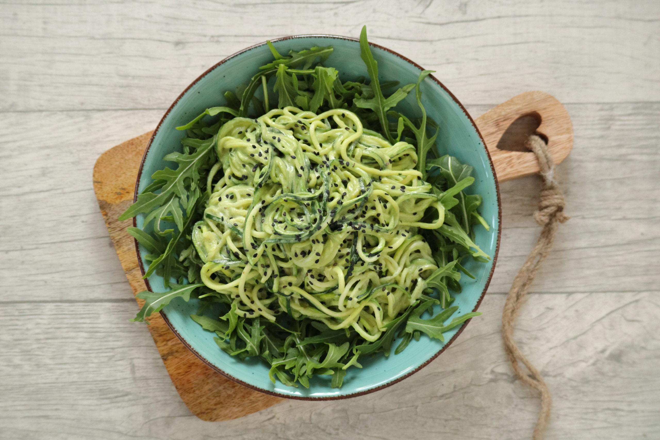 Zoodles mit grüner Soße